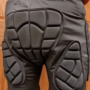 Recibí pantalones acolchados con protección para snowboard y protección de rodillas del cliente A****y.