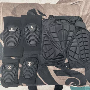 Pantalones acolchados con protección para impactos de snowboard y protección de rodillas recibidos de la cliente L**a.